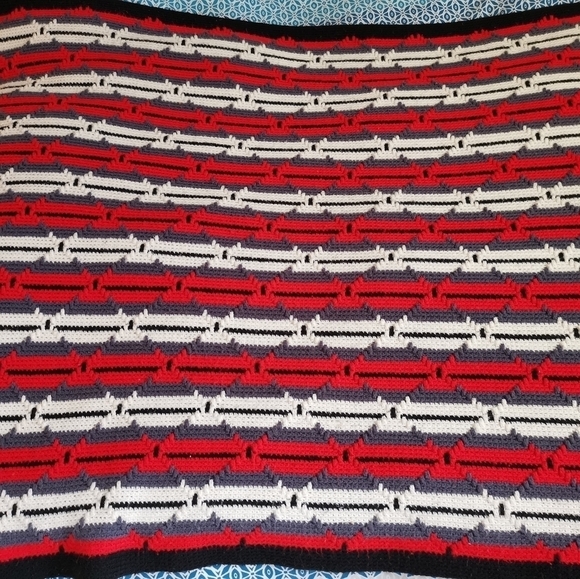 Stunning Cosy red grey throw/blanket - Picture 2 of 8
